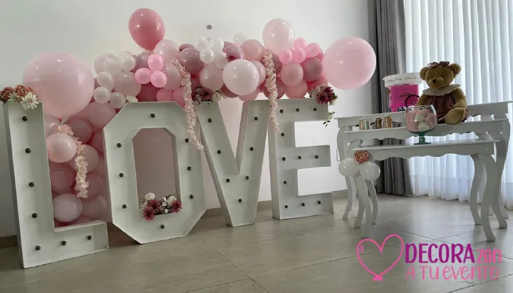 Mesa de postres con letras LOVE, foto 2 de 3