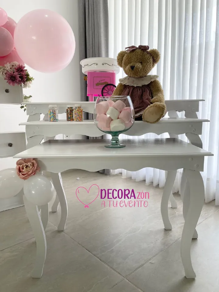 Mesa de postres con letras LOVE. Letras gigantes, globos, flores y mesa de postres.