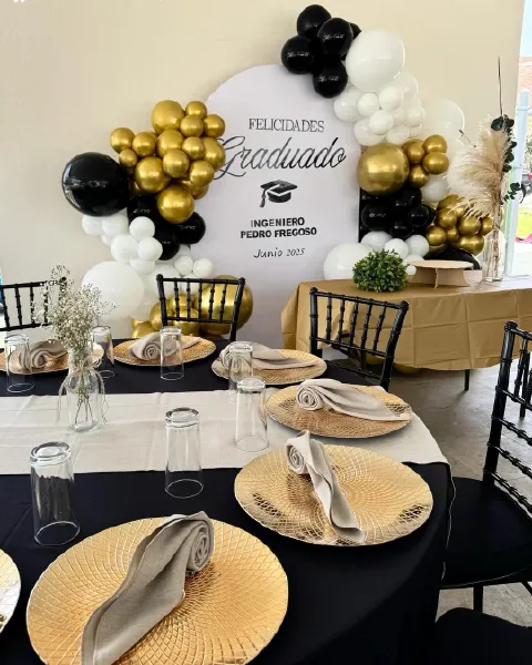 Graduación en negro y oro. jun 2025 · Decoración con globos y mobiliario