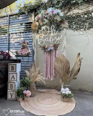 Baby shower boho · feb 2025: Aro de flores con neón Oh Baby, macramé de listones, pampas y cubos BABY