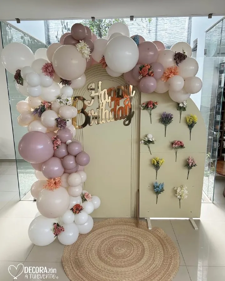 Mampara doble color lino con letras doradas Happy Birthday, guirnalda de globos nude y malva con flores secas