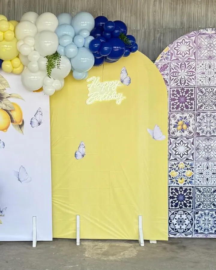 Mamparas de limones, amarilla con neón Happy Birthday y de talavera azul con guirnalda de globos azul y amarillo
